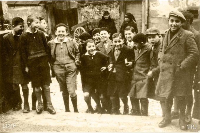 17 - Un groupe d'écoliers vers 1936