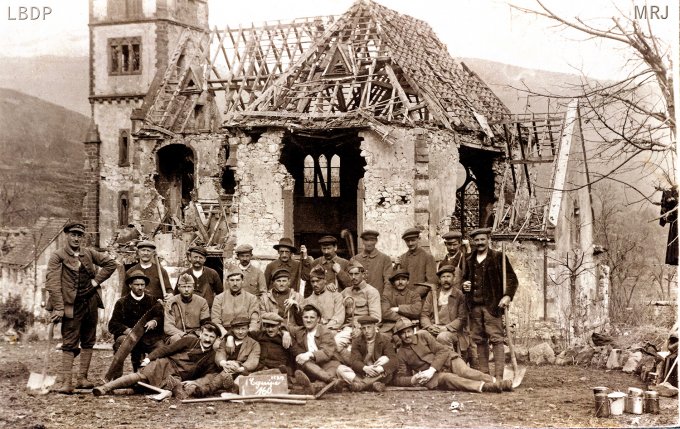 45 - L'équipe de déblaiement de l'église de Stosswihr détruite par l'offensive allemande en 1915