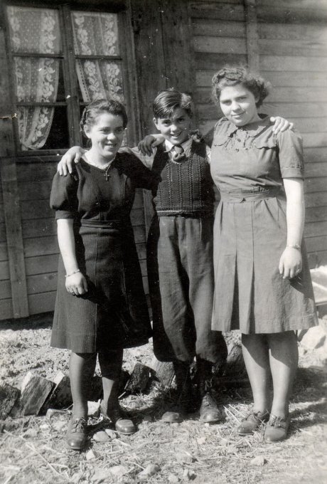 46 - Frère et soeurs devant la baraque où ils habitaient