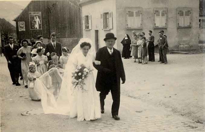 45 - Maurer Joseph, le parrain, conduit Maurer Marguerite à l'autel, pour épouser Walger Eugène, le premier mai 1954 