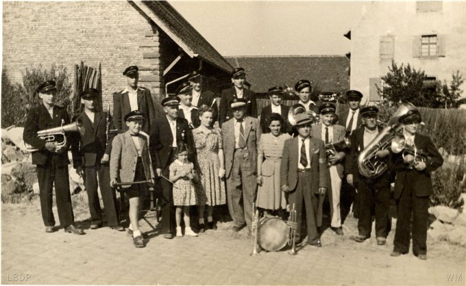 39 - La musique de Wihr-au-Val ; à l'arrière-plan, la maison Schoenheitz