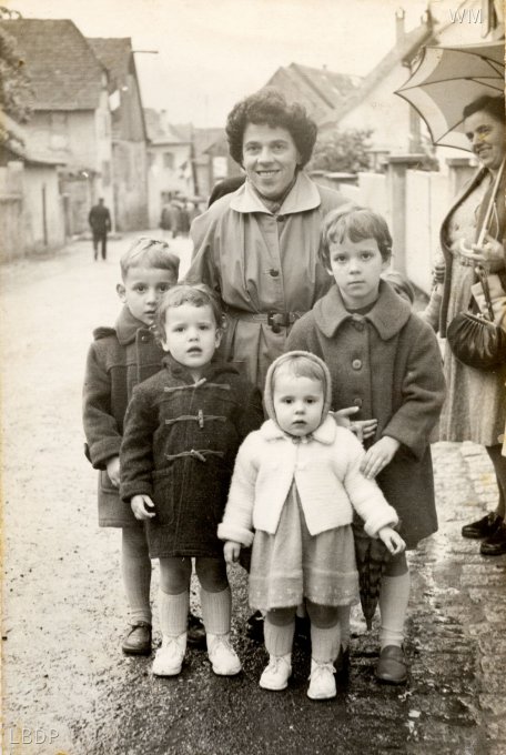 35 - Marguerite et ses enfants, rue du Stauffen