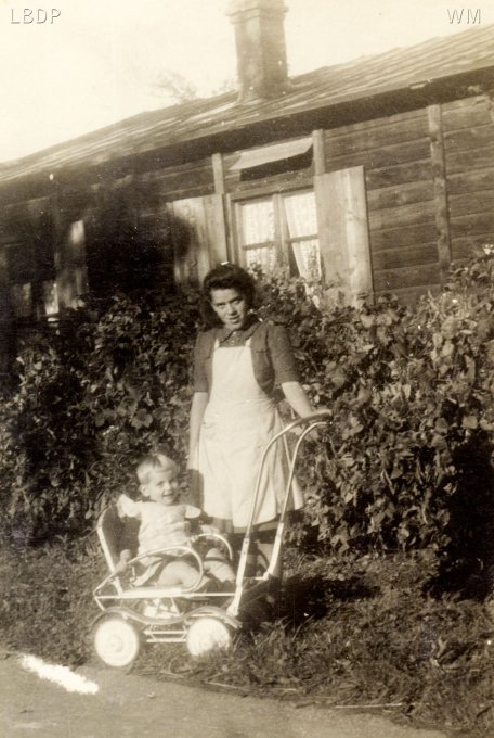 34 - Maurer Marguerite devant la baraque habitée par sa famille, à Holtzwihr, à la sortie de Wihr-au-Val