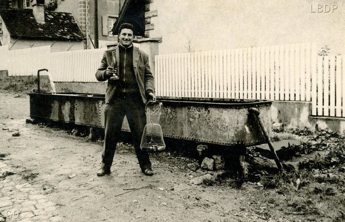 26 - Gianti Orazio devant la fontaine qui se trouvait à la place de l'actuelle fontaine en face de la boulangerie