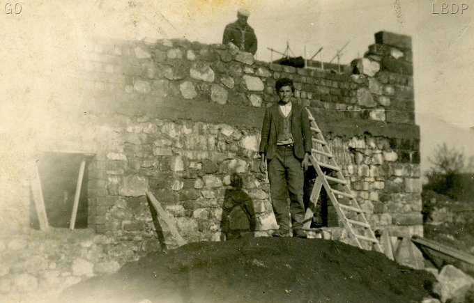 22 - La reconstruction d'une maison après le 18 juin 1940