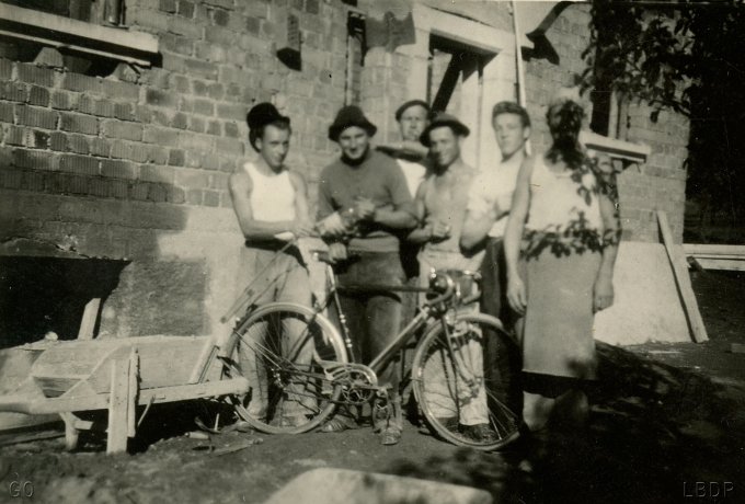 21 - La reconstruction d'une maison après le 18 juin 1940. Gianti Orazio a participé, avec la société Traversin, à la reconstruction du village