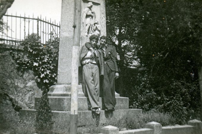 042 - Devant le monument aux morts