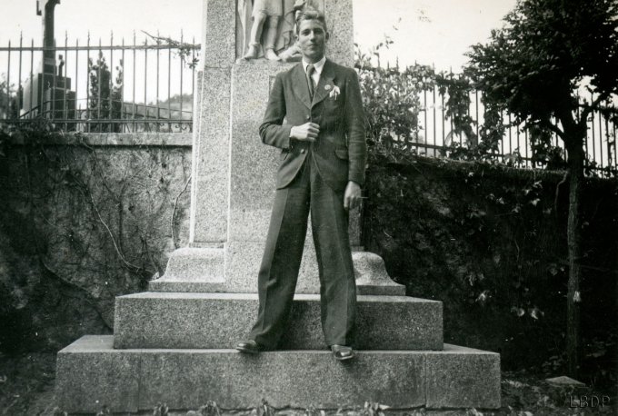 033 - Wisson Arthur devant le monument aux morts