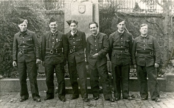 017 - Des pompiers devant le monument aux morts