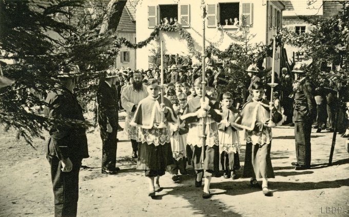 014 - Une procession devant l'église