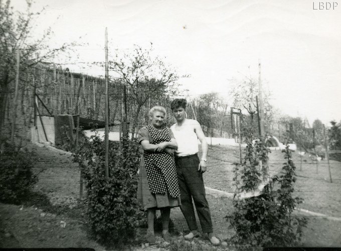 008 - Stihlé Fernand et sa mère Marguerite. Cette photo a été prise la veille de son départ en Algérie fin avril 1961