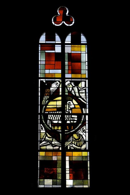 27 - L'intérieur de L'église Saint Martin : un vitrail