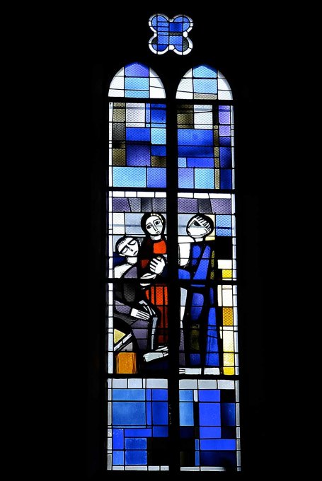 25 - L'intérieur de L'église Saint Martin : un vitrail