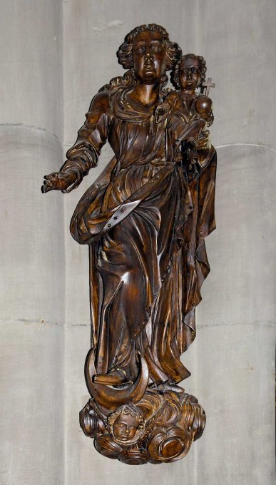 24 - L'intérieur de L'église Saint Martin : la statue de la Vierge en bois