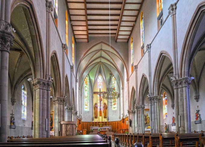 20 - L'intérieur de L'église Saint Martin : la nef et le choeur