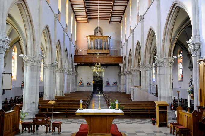 19 - L'intérieur de L'église Saint Martin : la nef et l'orgue « Mutin-Cavaillé-Coll ».