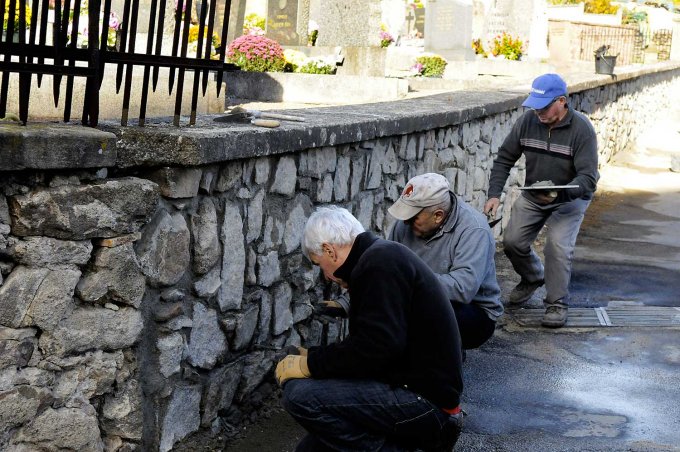 12 - Les "petits gris" en train d'entretenir le mur du cimetière le 4 novembre 2016