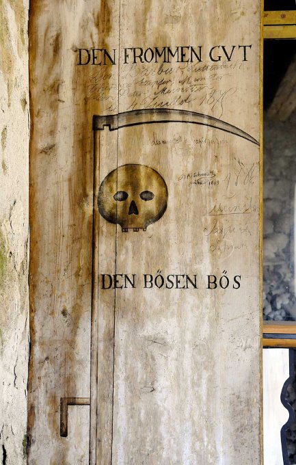 06 - L'ossuaire à l'intérieur de la chapelle ; le panneau de gauche : bon envers les pieux, mauvais envers les méchants
