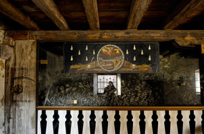 05 - L'ossuaire à l'intérieur de la chapelle : vue d'ensemble