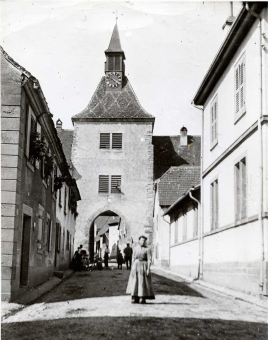 02 - La tour et, à droite, l'école des filles, vers 1935