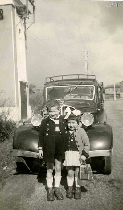 26 - On prend la pose devant une belle voiture