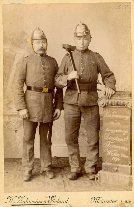 65 - Deux pompiers  de Wihr-au-Val en 1896