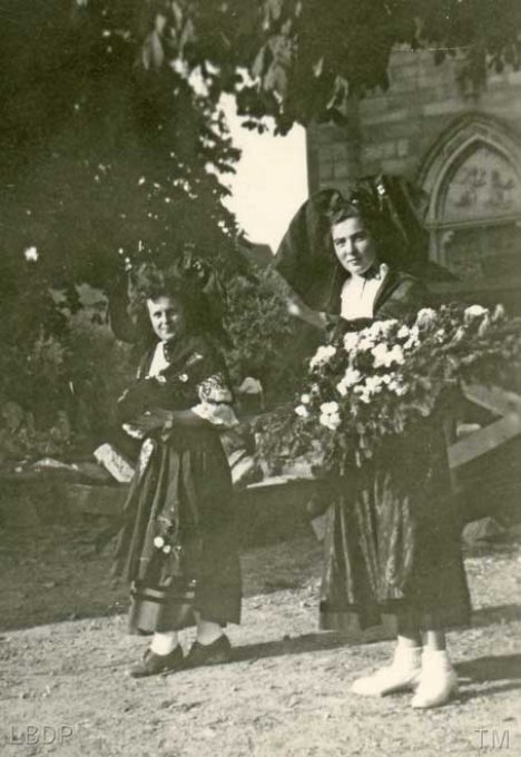 023 - Deux alsaciennes devant l'église