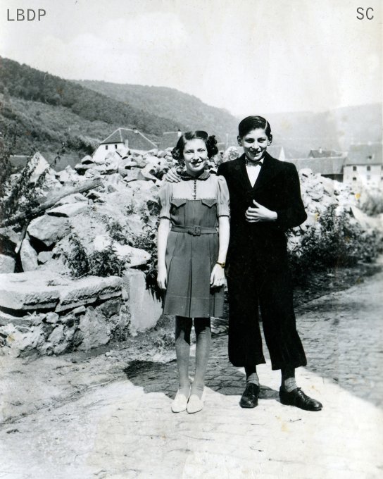 05 - Cécile et André Heinrich en 1945 dans le village en ruine