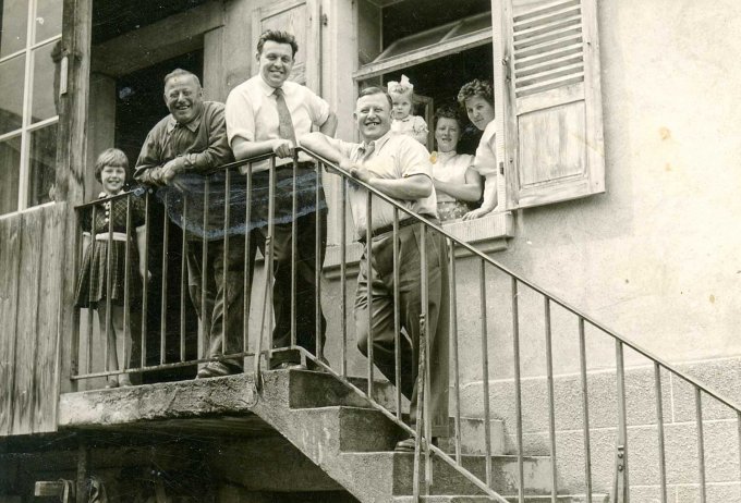 096 - Sur l'escalier de leur maison, route de Gunsbach