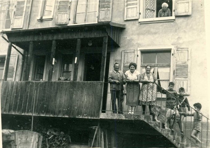 089 - Sur l'escalier de leur maison, route de Gunsbach