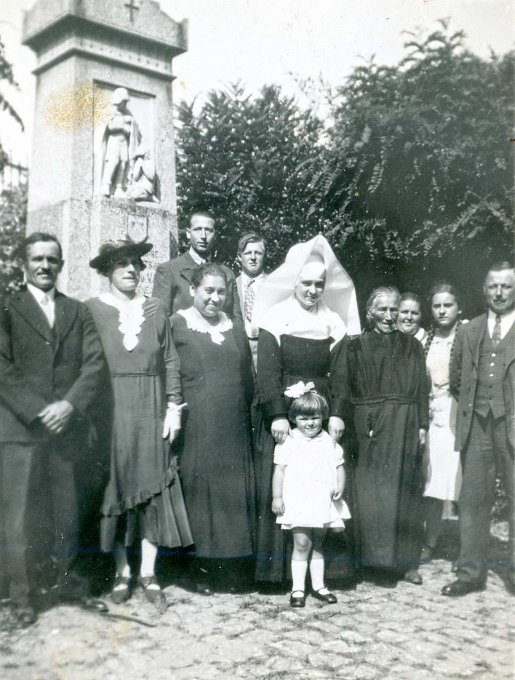 083 - Les Tannacher devant le monument aux morts