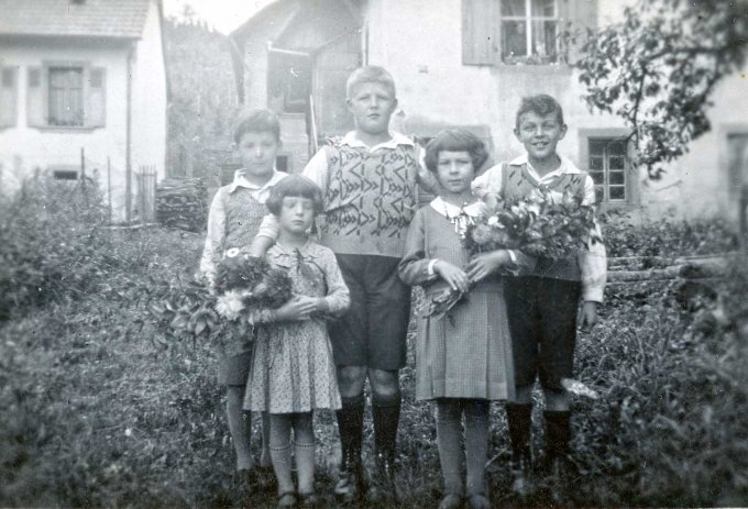 079 - Devant leur maison, route de Gunsbach