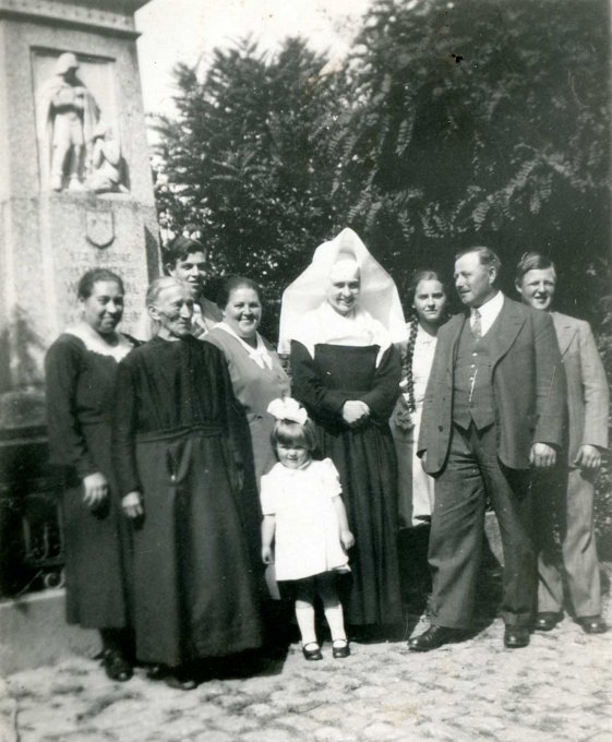 053 - Devant le monument aux morts