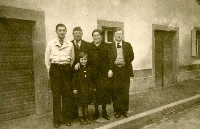 042 - La famille Tannacher pose sur la route de Gunsbach