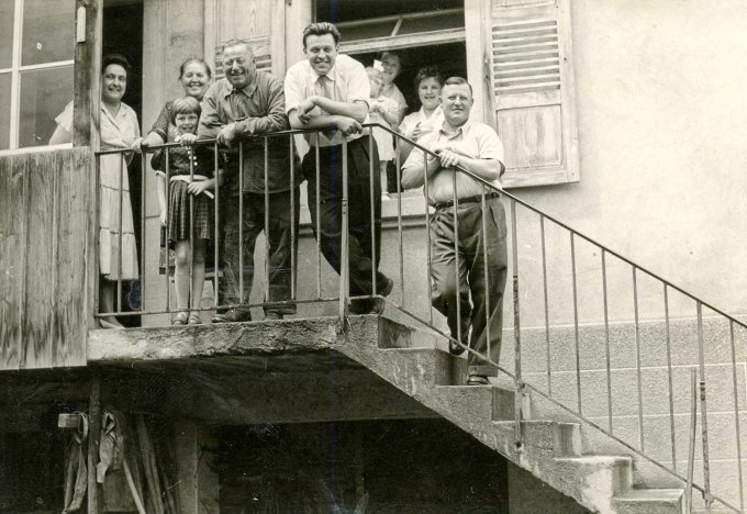 025 - Sur l'escalier de leur maison route de Gunsbach