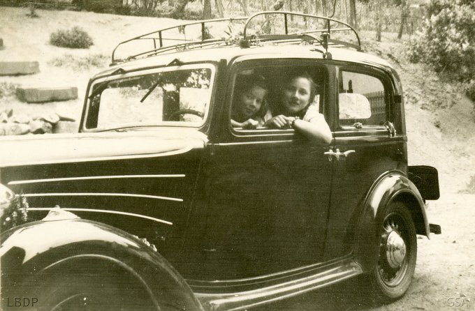 28 - Angèle et Lucie au volant d'une Fiat 508