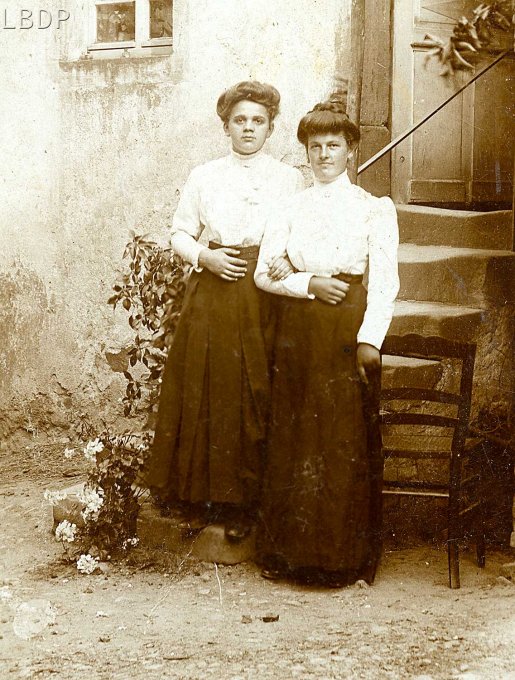 48 - Kauffmann Adèle et sa soeur en 1910