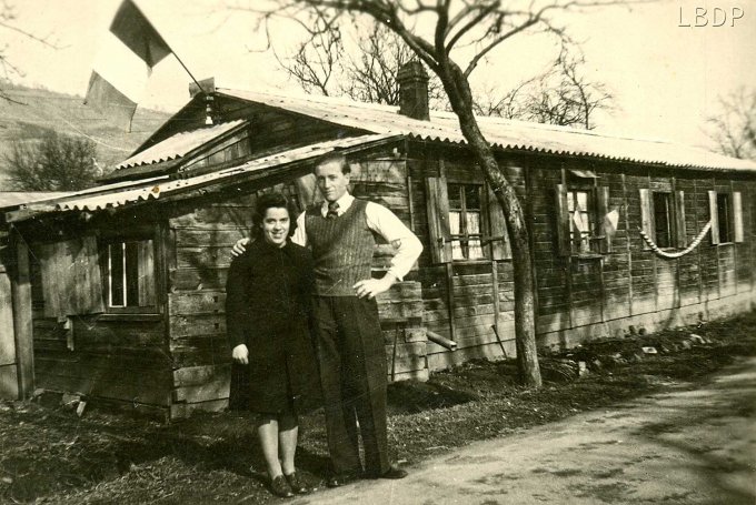 45 - Le 14 juillet 1945 : Beyer Joseph et Maurer Marguerite devant la baraque N° 16 où habitait la famille de 1941 à 1955