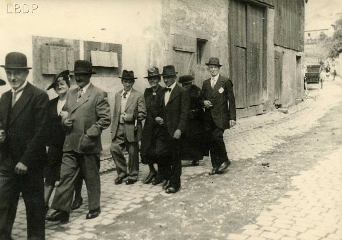 40 - Le mariage de Adèle et Joseph le 18 mai 1946 ; le cortège défile dans l'actuelle rue de l'église