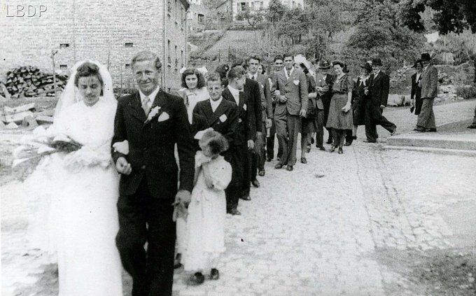 35 - Le mariage de Adèle et Joseph le 18 mai 1946.  Le cortège quitte la place de l'église et s'engage dans l'actuelle rue de l'église