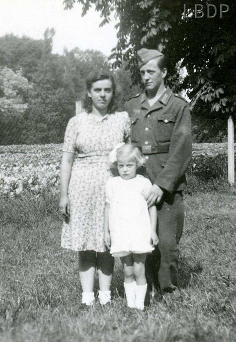 30 - Adèle et Joseph à la Roberstau à Strasbourg en 1944