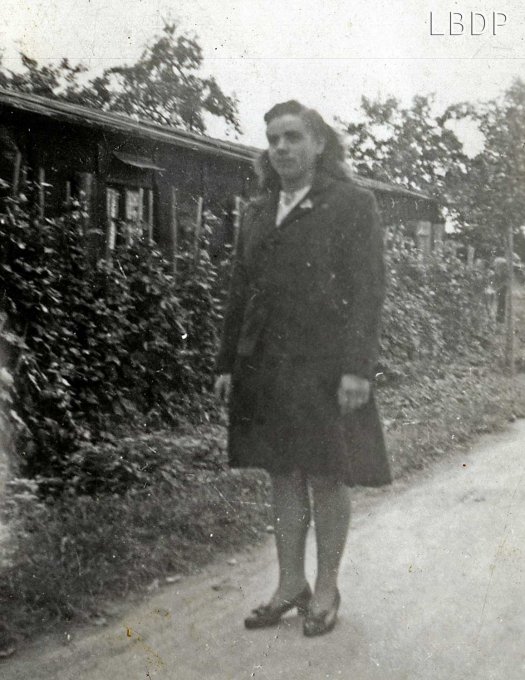 14 - Beyer Adèle née Maurer devant la baraque N° 16