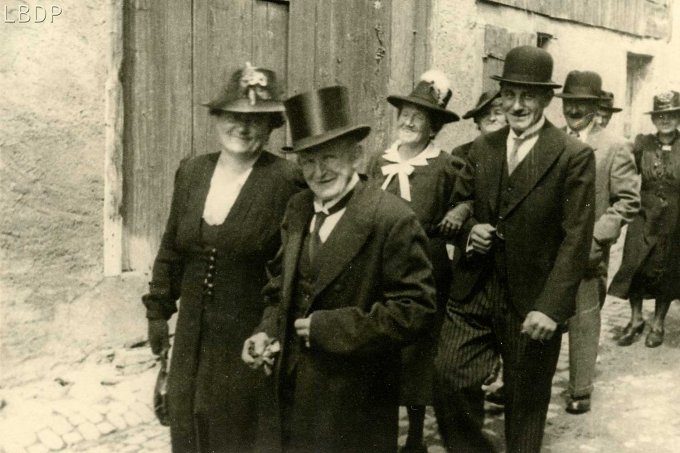 39 - Le mariage de Adèle et Joseph le 18 mai 1946 ; le cortège défile dans l'actuelle rue de l'église