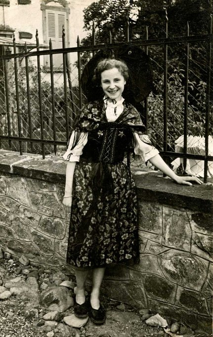 49 - Zeh Clémence en costume d'alsacienne en 1954