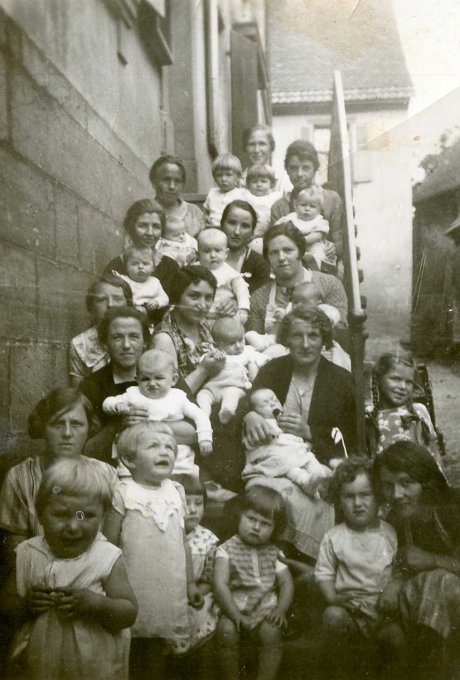 15 - La visite médicale ; les enfants sur l'escalier de l'ancienne mairie