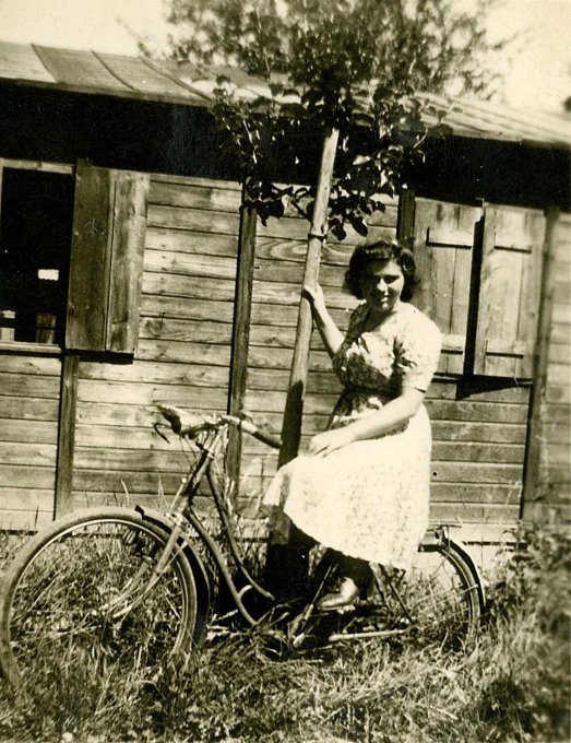 084 - Henriette sur son vélo