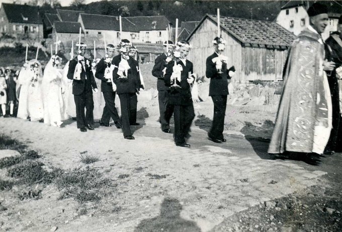 012 - Une communion en 1944 - En tête le curé Wittersheim