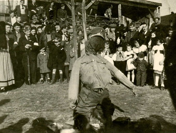 06 - Wihr-au-Val fête la libération le 14 juillet 1945 ; la population brûle un mannequin déguisé en soldat allemand 