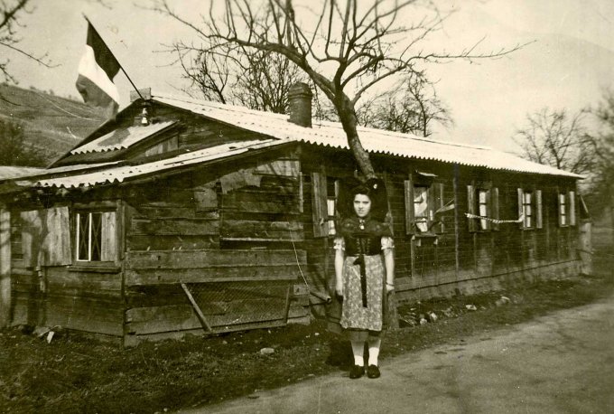 03 - Maurer Marguerite devant la baraque en 1945