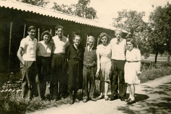 02 - Devant la baraque où habitait la famille de 1941 à 1956